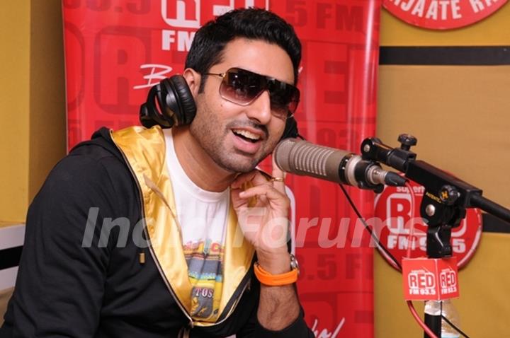 Abhishek Bachchan sing the song ‘Thayn Thayn’ LIVE on RED FM