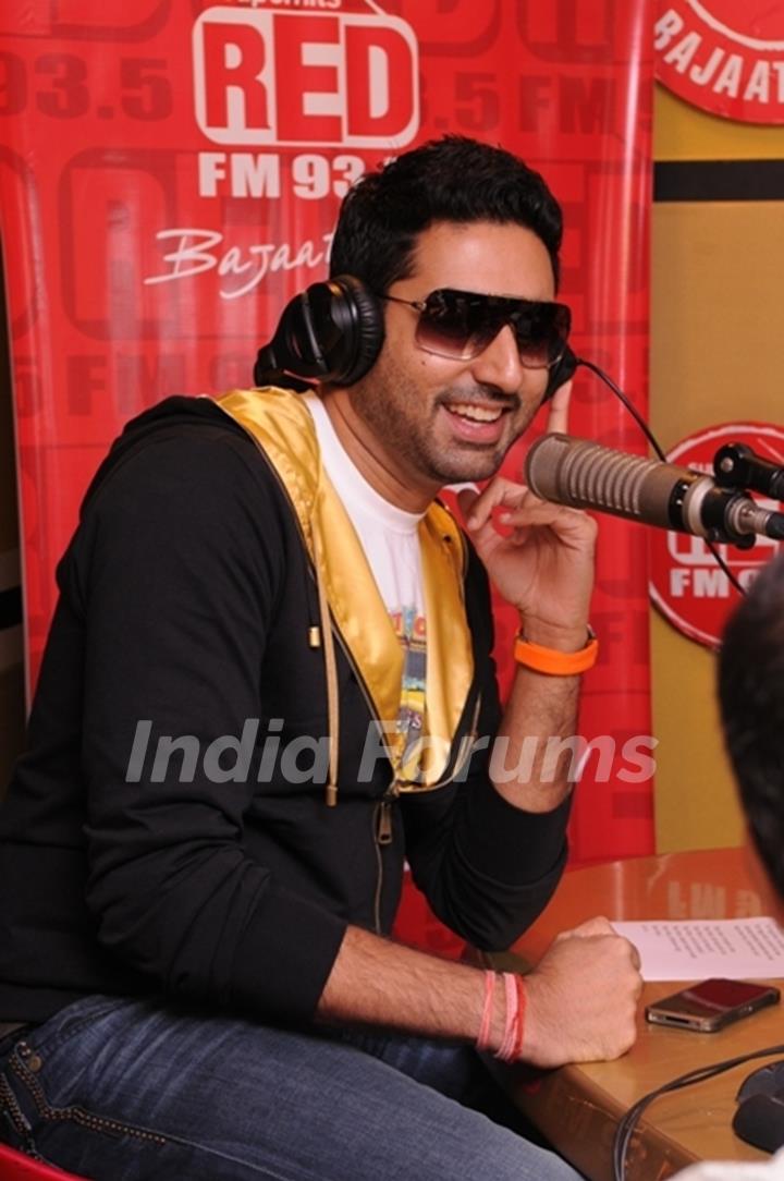 Abhishek Bachchan sing the song ‘Thayn Thayn’ LIVE on RED FM