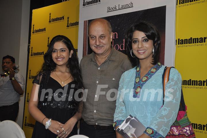 Anupam Kher, Mahie & Avika unveil Broken Melodies Book at Landmark in Mumbai on Friday Night. .