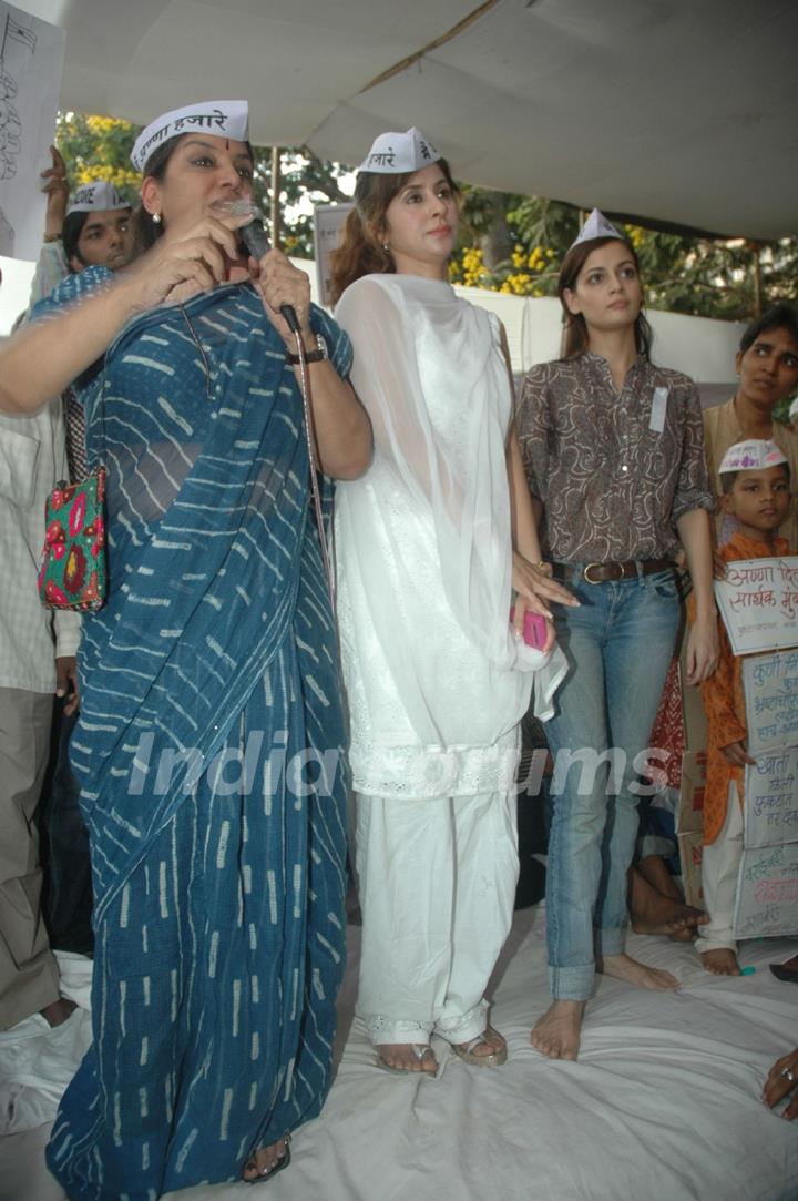 Dia Mirza, Urmila Matondkar and Shabana Azmi support Anna Hazare movement at Azad maidan in Mumbai on Friday Night. .