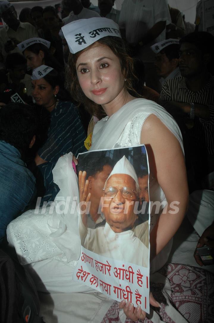 Urmila Matondkar support Anna Hazare movement at Azad maidan in Mumbai on Friday Night. .