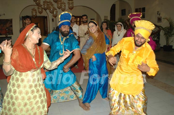 Baisakhi celebration on the sets of Na Aana Is Desh Laado