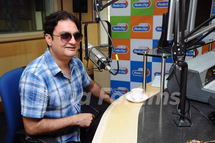 Vinay Pathak at Radiocity to promote 'Chalo Dilli'. .