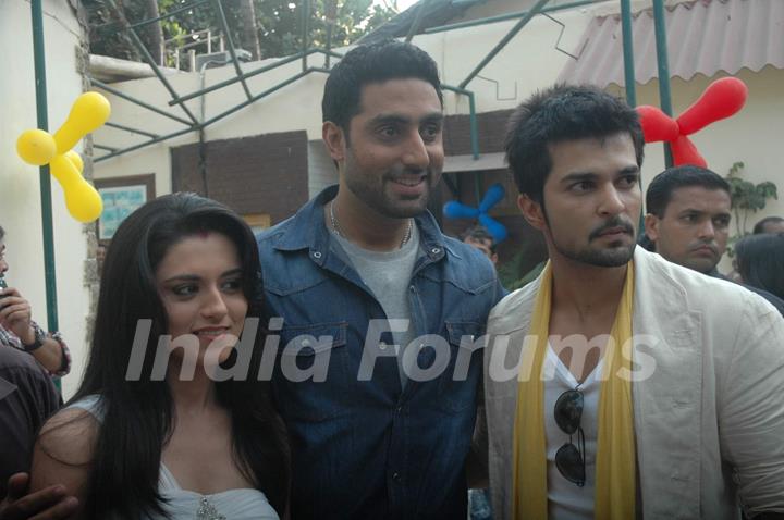 Abhishek Bachchan promotes GAME with RaQesh and Ridhi Dum Maro Dum on the sets of Maryada Juhu