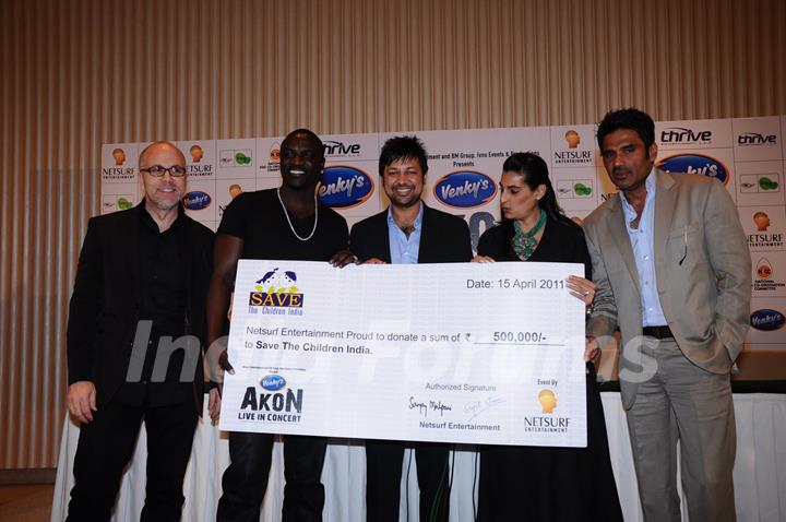 Sunil & Mana Shetty at AKON concert Press conference at Trident, Bandra, Mumbai. .