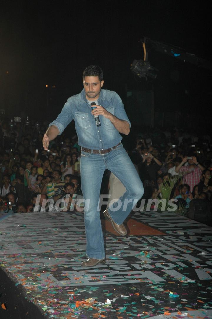 Abhishek Bachchan of Dum Maro Dum promote the film at No Smoking Concert Chitrakoot Ground