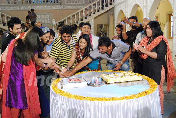 Cake Cutting of Ye Rishta Kya Kehlata Hai for completing 600 episodes