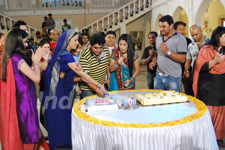 Cake Cutting of Ye Rishta Kya Kehlata Hai for completing 600 episodes