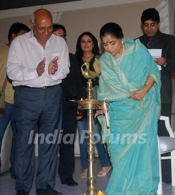 Yash Chopra, Asha Bhosle and Padmini Kohlapure at the muhurat of the film Maaee in Mumbai