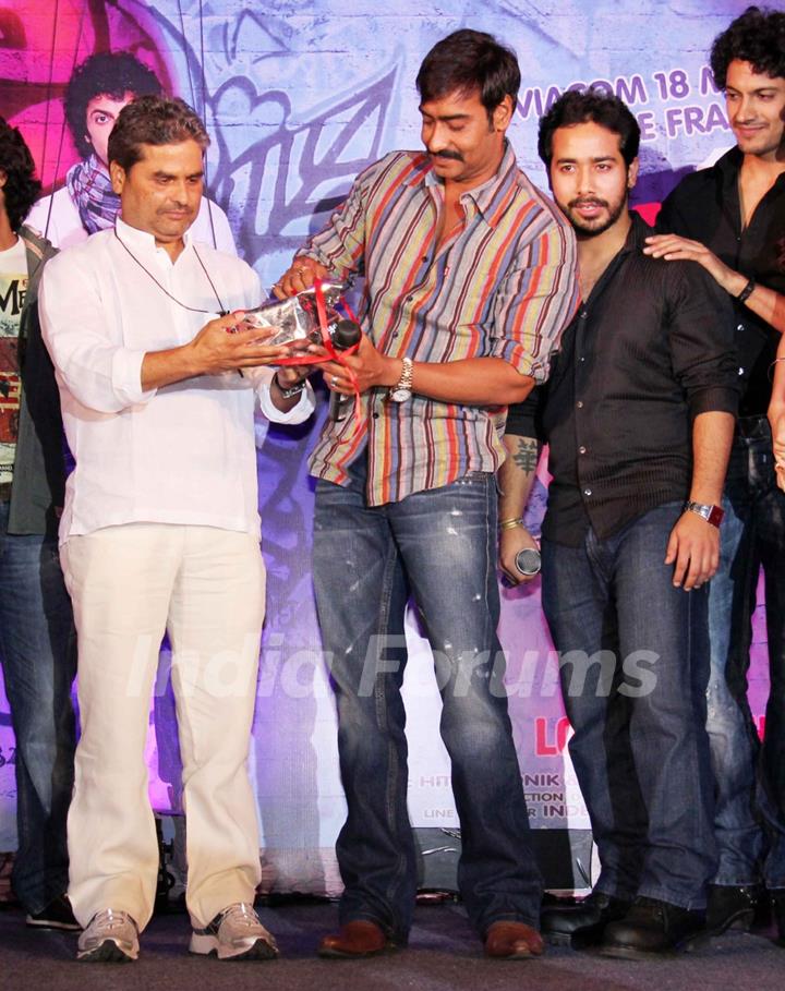 Ajay Devgn and Vishal Bharadwaj at music launch of movie 'Pyaar Ka Punchnama'