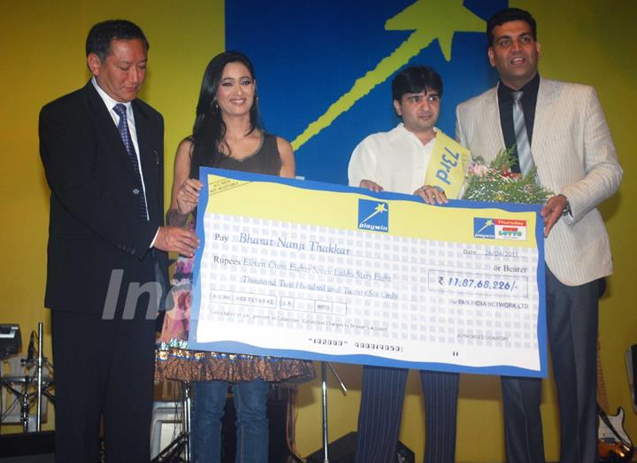 Shweta Tiwari at felicitation of jackpot winners of Playwin