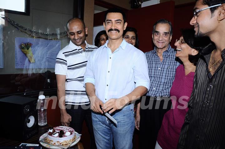 Aamir visits Mumbai Jaago 90.8 community radio station at Bandra. .