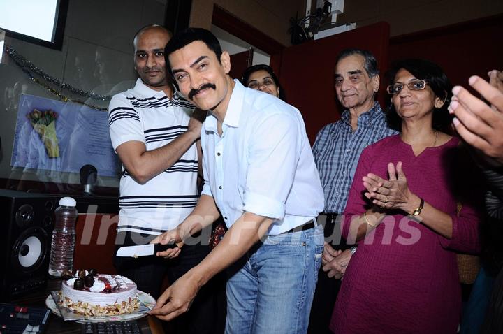 Aamir visits Mumbai Jaago 90.8 community radio station at Bandra. .