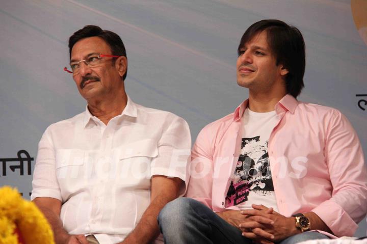 Vivek and Suresh Oberoi at Yogi Rishi Swami Ramdev interaction on the subject of Enrichment of Life