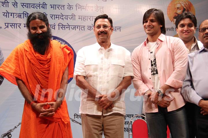 Vivek and Suresh Oberoi at Yogi Rishi Swami Ramdev interaction on the subject of Enrichment of Life