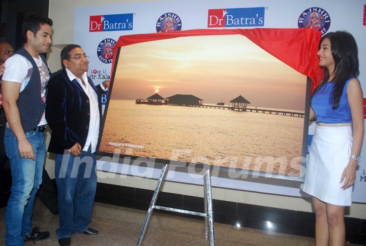 Tusshar Kapoor and Amrita Rao at Dr. Batra's exhibition