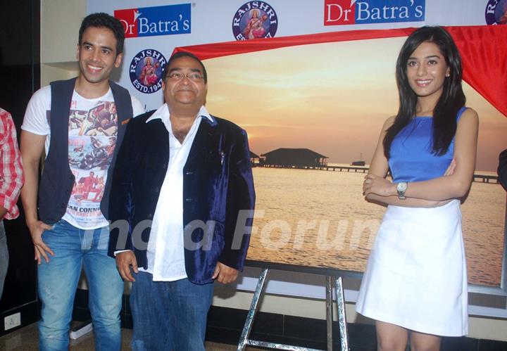 Tusshar Kapoor and Amrita Rao at Dr. Batra's exhibition