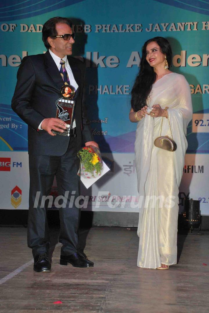 Dharmendra and Rekha at Dadasaheb Phalke Awards in Bhaidas Hall on 3rd May 2011. .