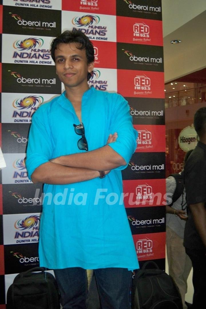 Abhijeet Sawant at Clay Sculpture of Sachin Tendulkar made by Vivek Sonawane at Oberoi Mall, Mumbai