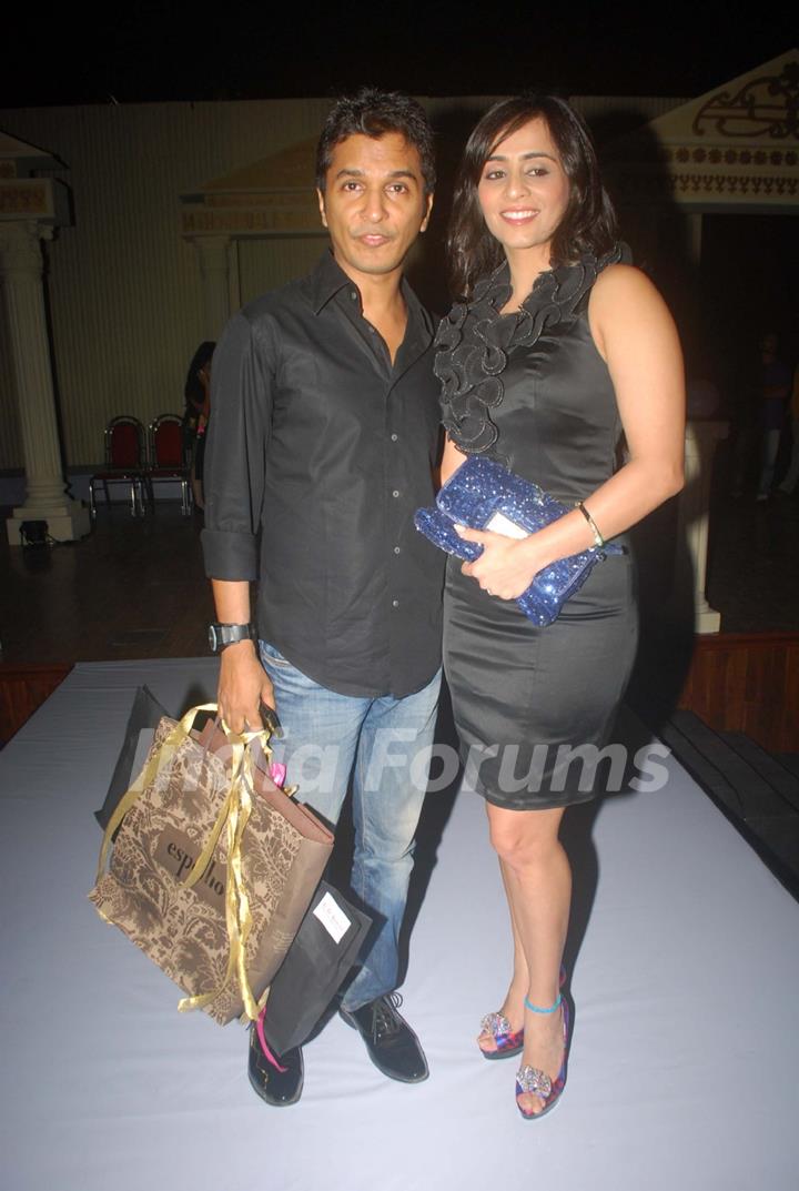 Tina Kuwajerwala at Silhousettes 2011 Vintage Vogue Fashion show by B. D. Somai Institute