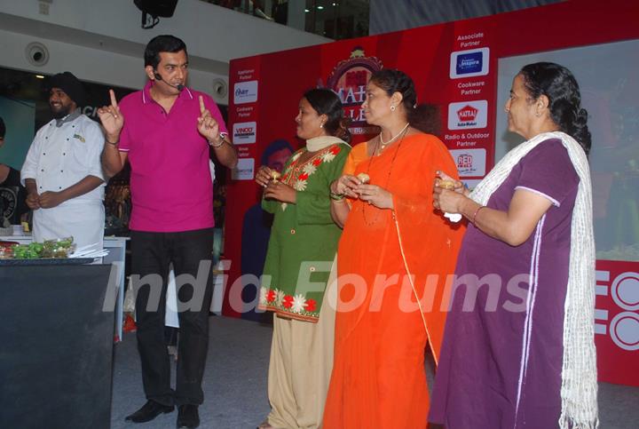 Sanjeev Kapoor cooked live at Oberoi Mall