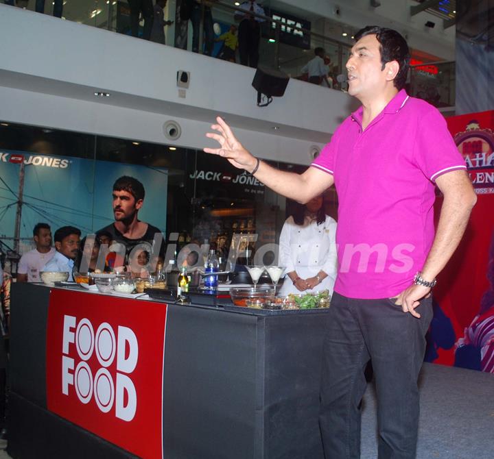 Sanjeev Kapoor cooked live at Oberoi Mall