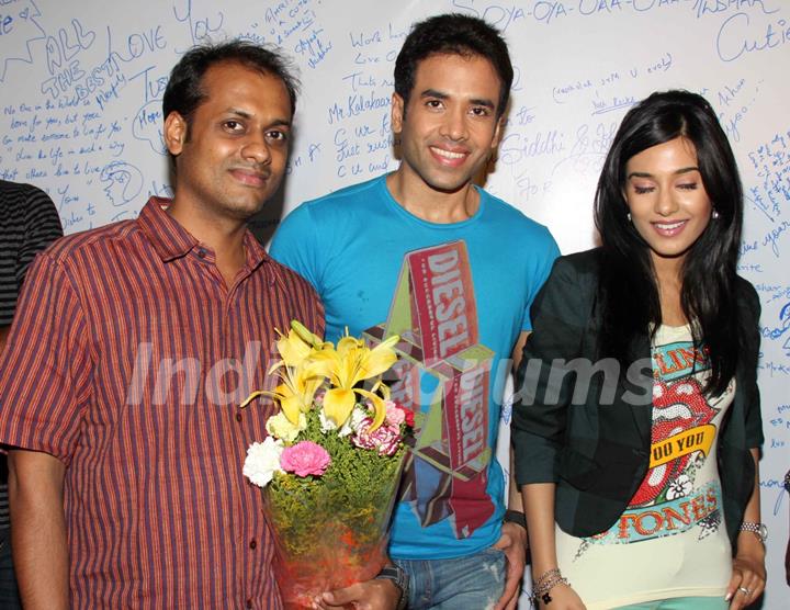 Tusshar Kapoor and Amrita Rao promotes Love U... Mr. Kalakaar! at Growel Mall at Kandivli