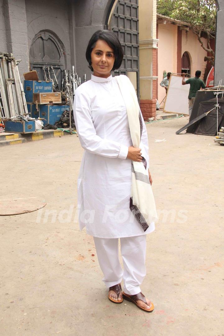 Kitu Gidwani On location shoot of film Ek Bura Aadmi