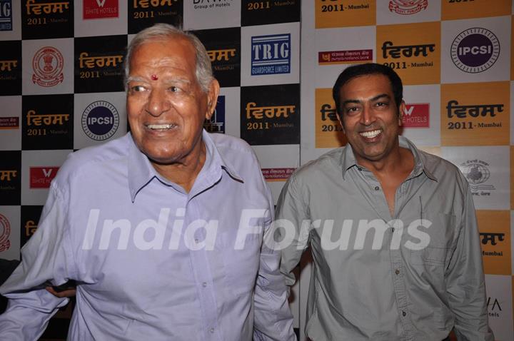 Dara Singh and Vindoo Dara Singh at Punjabi Virsa 2011 awards at JW Marriott