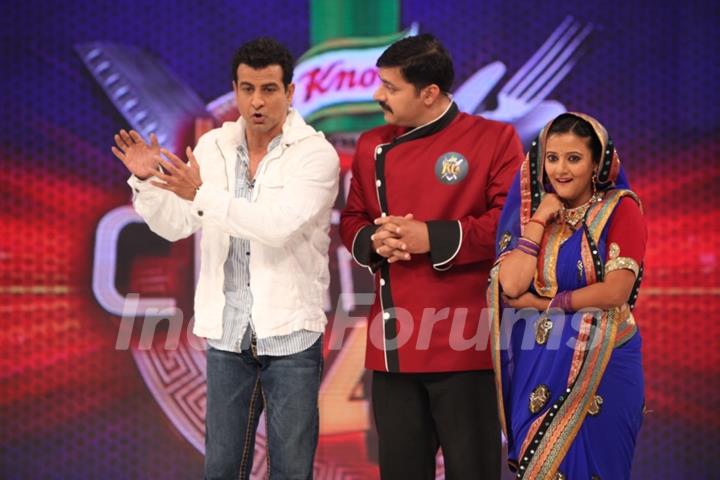 Host Ronit Roy, Chef Gauti and Smita Singh at Kitchen Champion 4