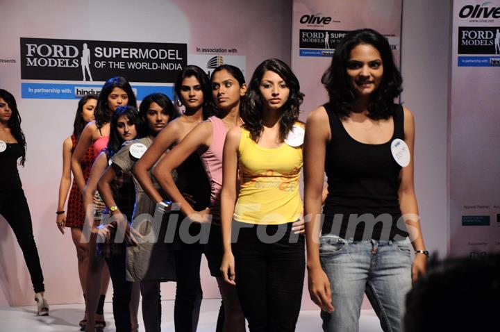 Models at Ford Super Model auditions