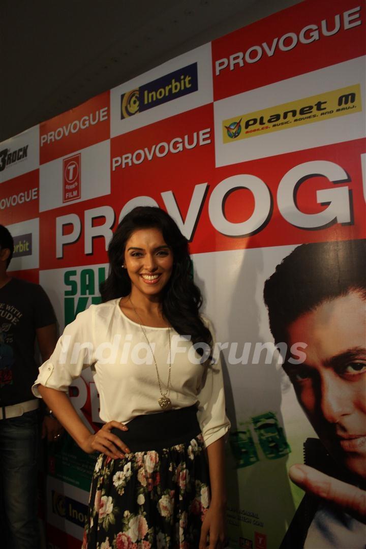 Asin promotes 'Ready' movie at Provogue store