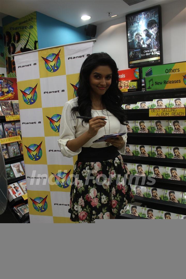 Asin promotes 'Ready' movie at Provogue store