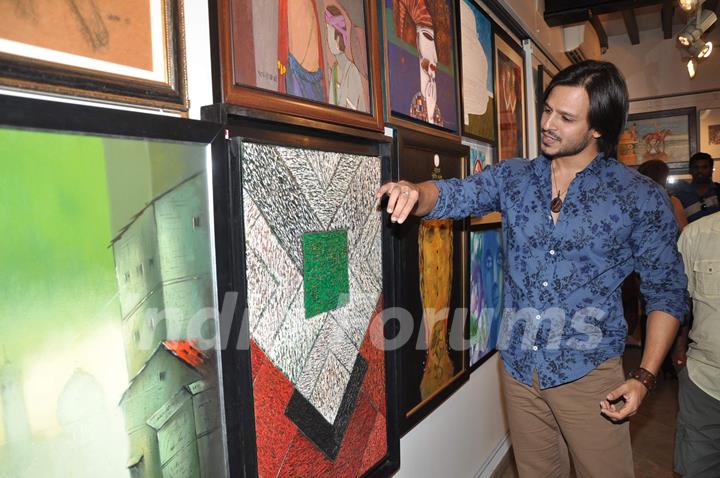 Vivek Oberoi at CPAA art exhibition, Breach Candy