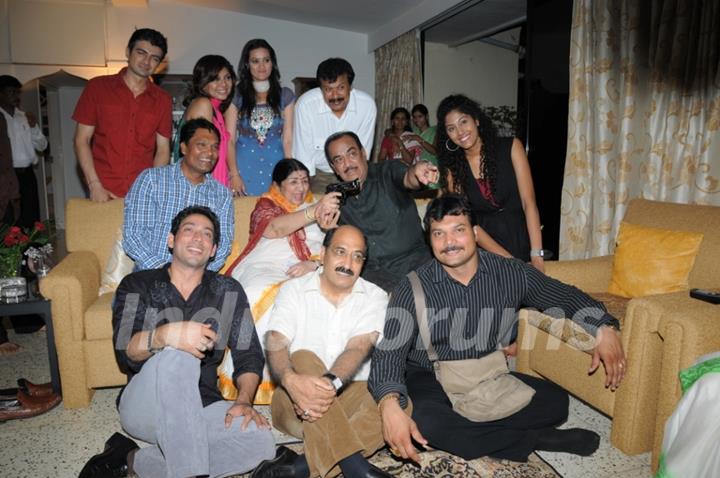 Lata Mangeshkar with CID Team