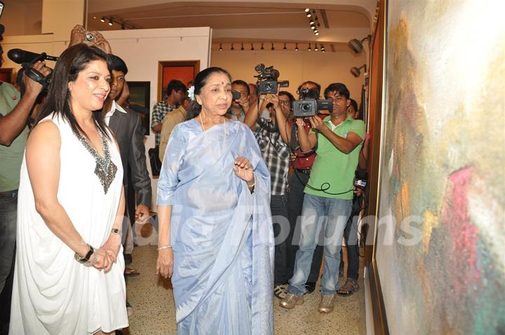 Asha Bhosle inaugration the painting Exbhition artist by Madhuri Bhaduri at Jehangir Art Gallery