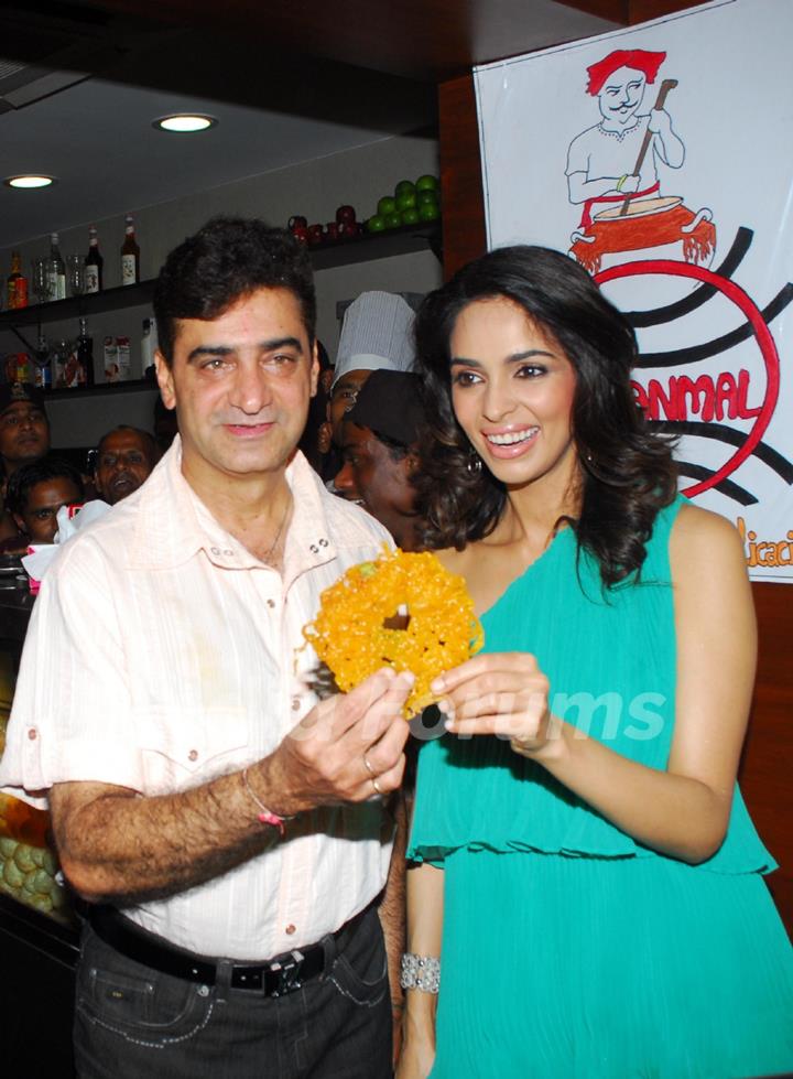 Mallika Sherawat promotes Double Dhamaal at Juhu, Mumbai