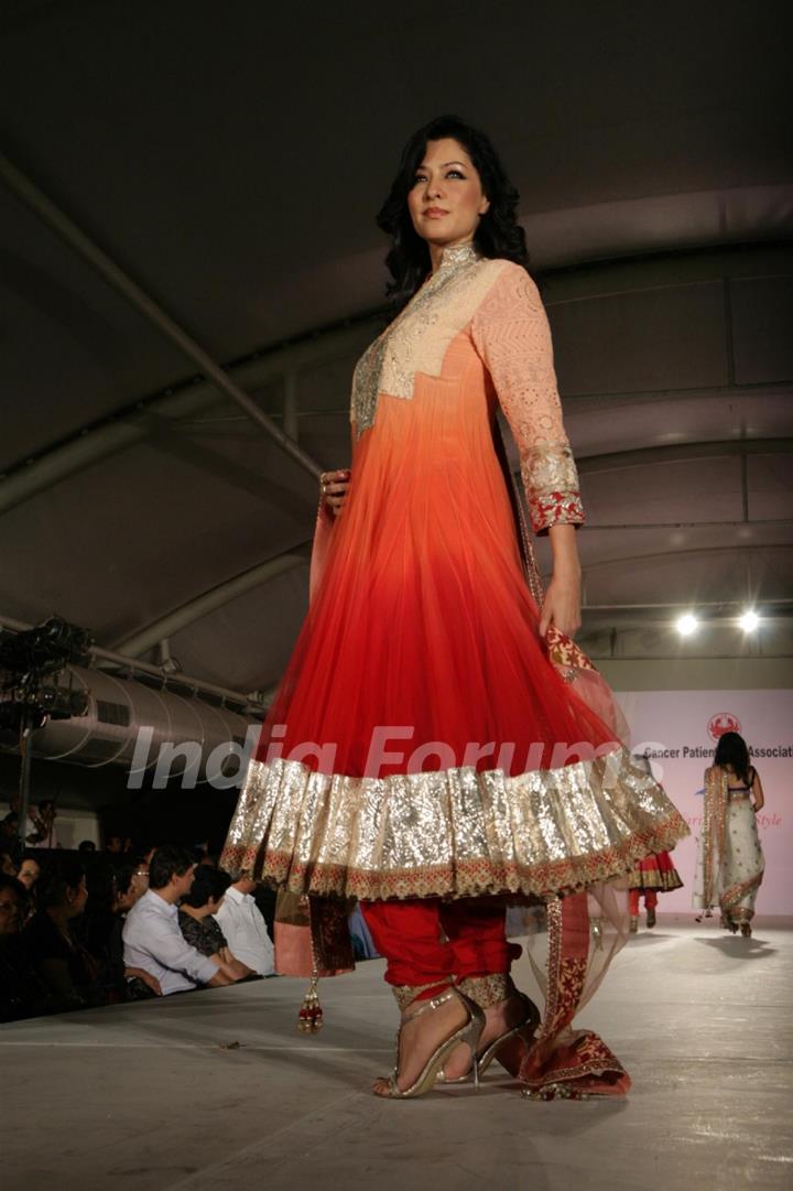 Aditi Gowitrikar walk the ramp for Shaina NC and Manish Malhotra at the Pidilite-CPAA charity fashio