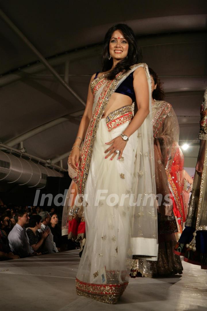 Vidya Malvade walk the ramp for Shaina NC and Manish Malhotra at the Pidilite-CPAA charity fashion