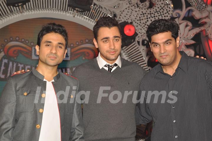 Vir Das with Imran Khan and Kunal Roy Kapoor during the promotion of film Delhi Belly on the sets of Entertainment Ke Liye Kuch Bhi Karega