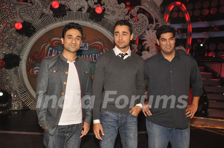 Vir Das with Imran Khan and Kunal Roy Kapoor during the promotion of film Delhi Belly on the sets of Entertainment Ke Liye Kuch Bhi Karega