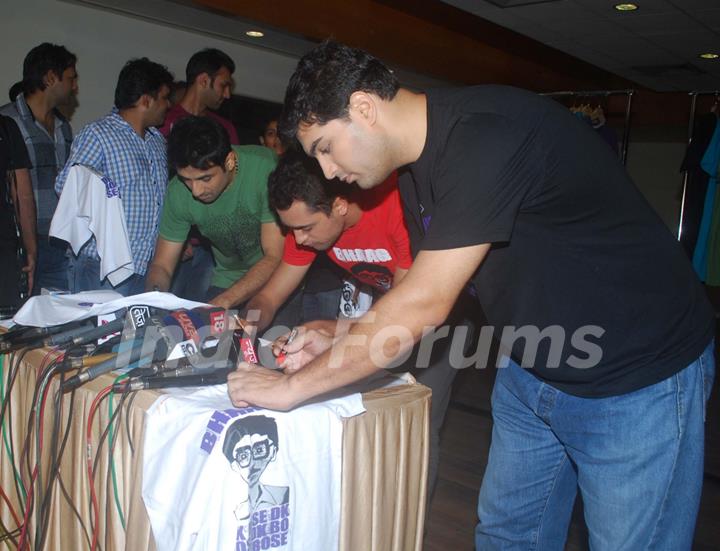 Imran Khan, Vir Das and Kunal Roy Kapoor launches Tshirts of Delhi Belly