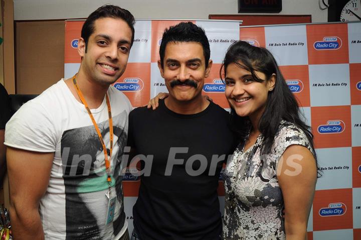 Aamir Khan visits Radio City to promote Delhy Belly. .