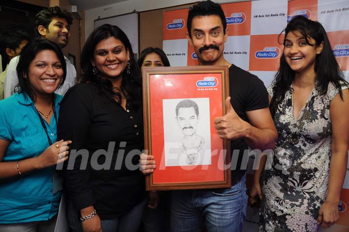 Aamir Khan visits Radio City to promote Delhy Belly. .