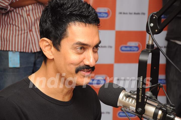 Aamir Khan visits Radio City to promote Delhy Belly. .