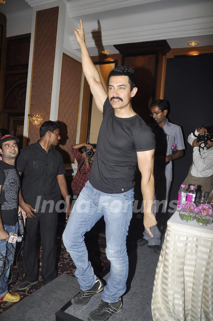 Aamir Khan unveils his item number song in Delhi Belly at Taj Lands End, Bandra, Mumbai