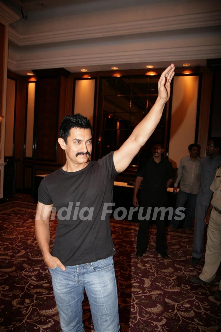 Aamir Khan unveils his item number song in Delhi Belly at Taj Lands End, Bandra, Mumbai