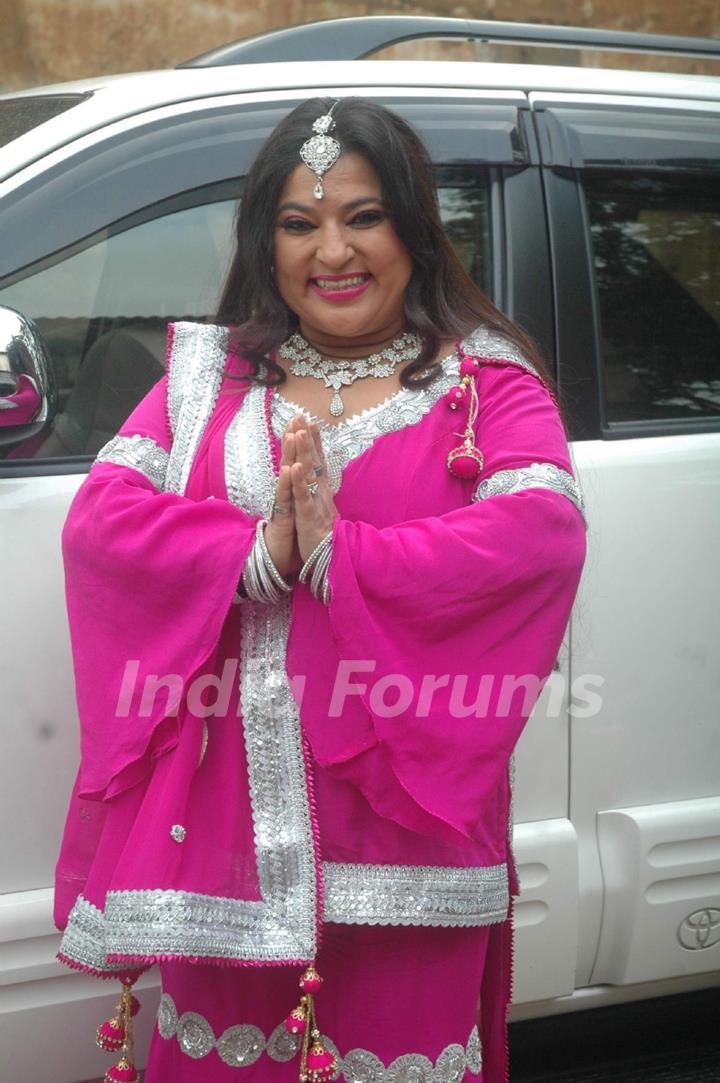 Dolly Bindra at Ratan Ka Rishta on location, Goregaon