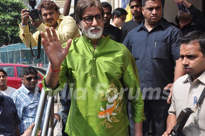 Big B meets fans at PVR at Juhu