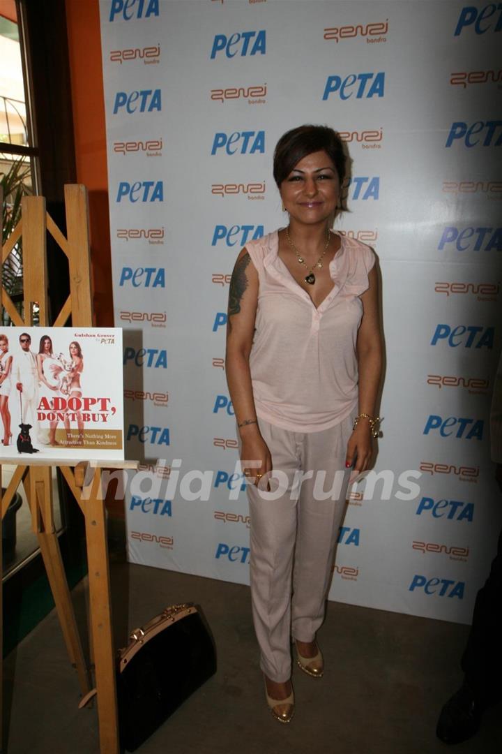 Hard Kaur at homeless dog adoption campaign ad of PETA at Zenzi Resto-Bar in Bandra, Mumbai